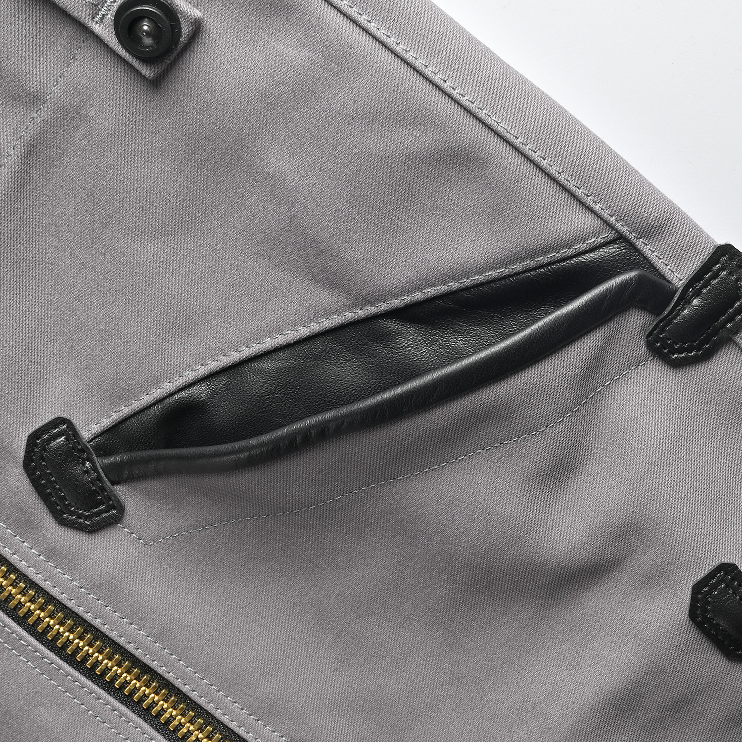 Echtlederbesatz an Vorderhosentaschen und Zollstocktasche